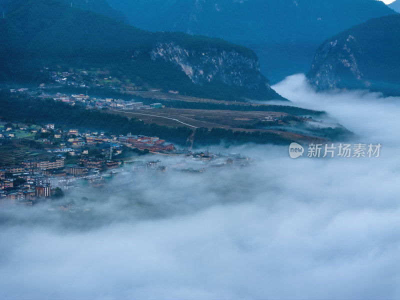 云南怒江傈僳族丙中洛人神共居秋色高空航拍