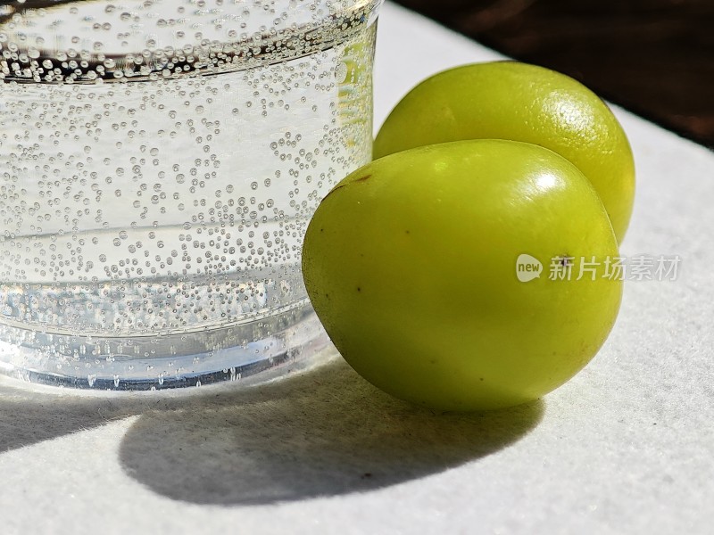 光泽表面上的青葡萄特写