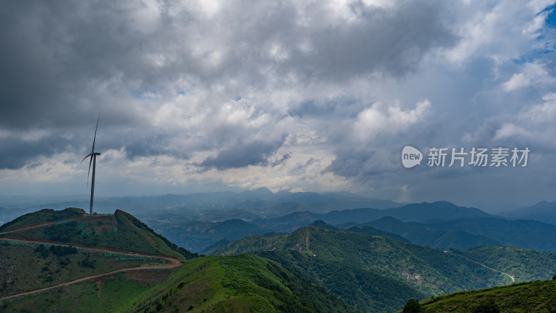 山间风力发电机自然风光