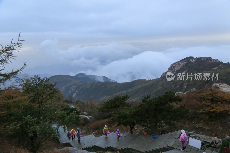 凌晨日出前云雾缭绕的泰山山峰