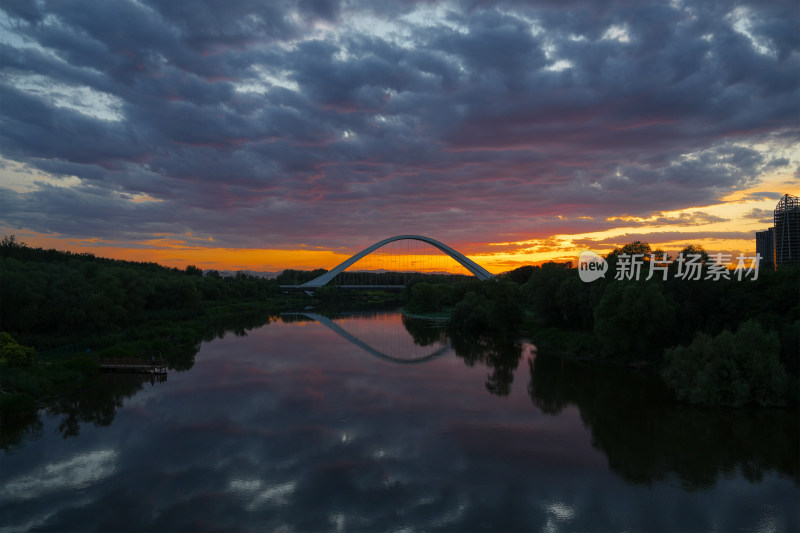 北京未来科学城滨水公园大桥的晚霞