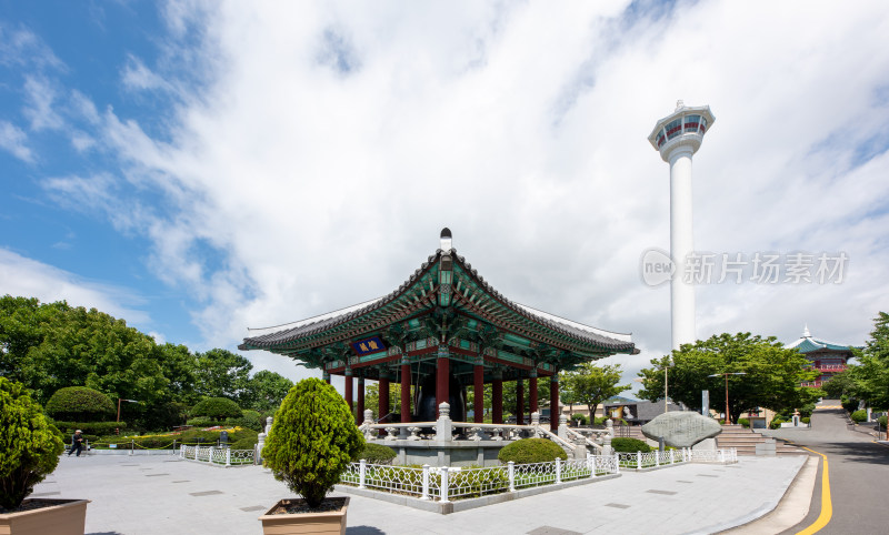 夏季白天韩国釜山龙头山公园钟楼与釜山塔