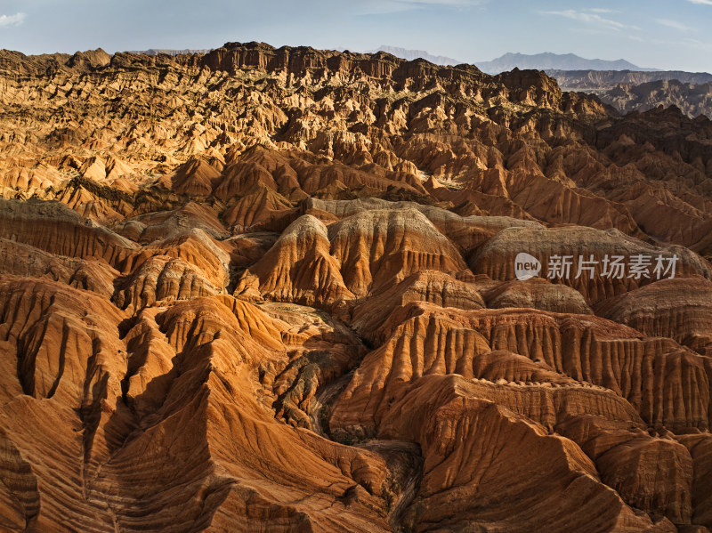 层层叠叠的红色岩层