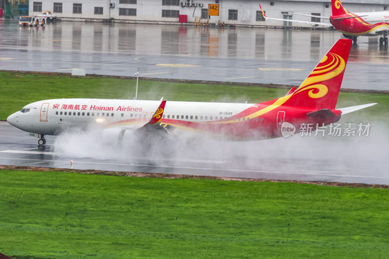 海南航空飞机跑道滑行画面