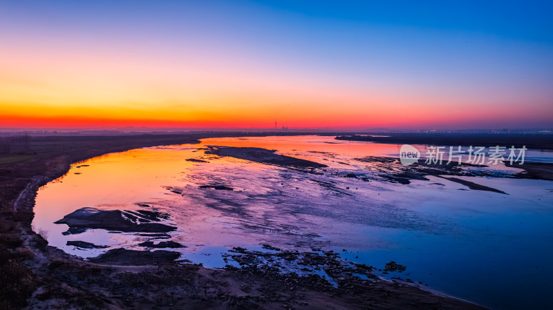 夕阳下航拍黄河河道滩涂