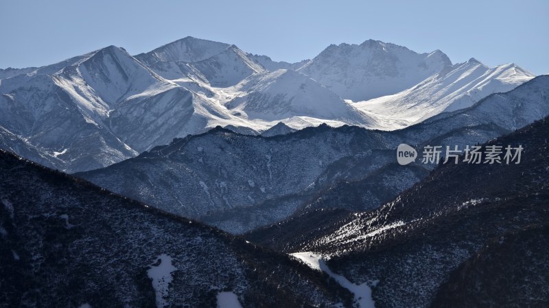 壮观的雪山风景鸟瞰全景