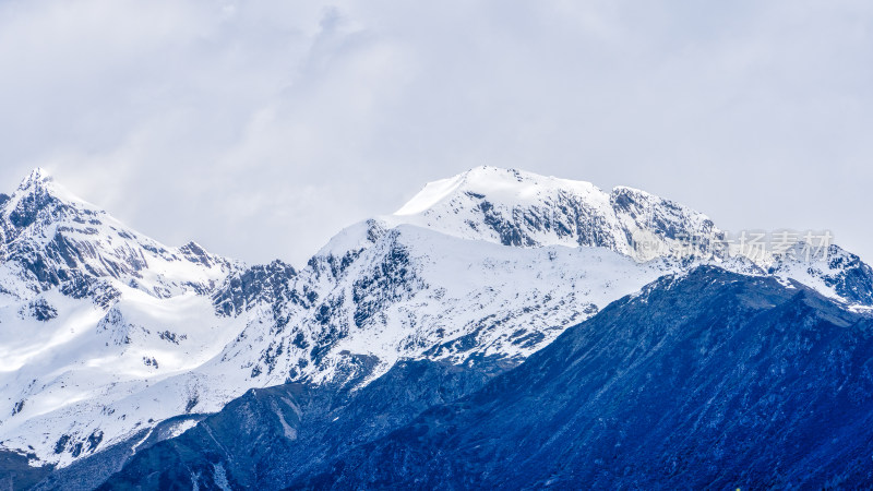 四川阿坝的地标雪山四姑娘山