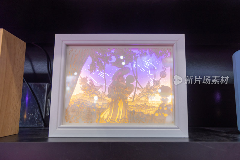 白色相框内的立体光影艺术作品