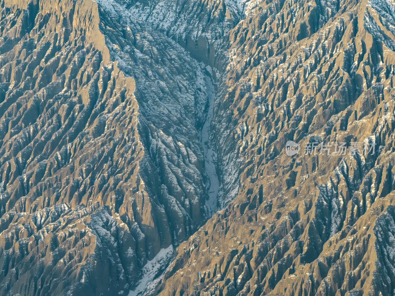 新疆北疆独山子大峡谷纹理雪山高空航拍