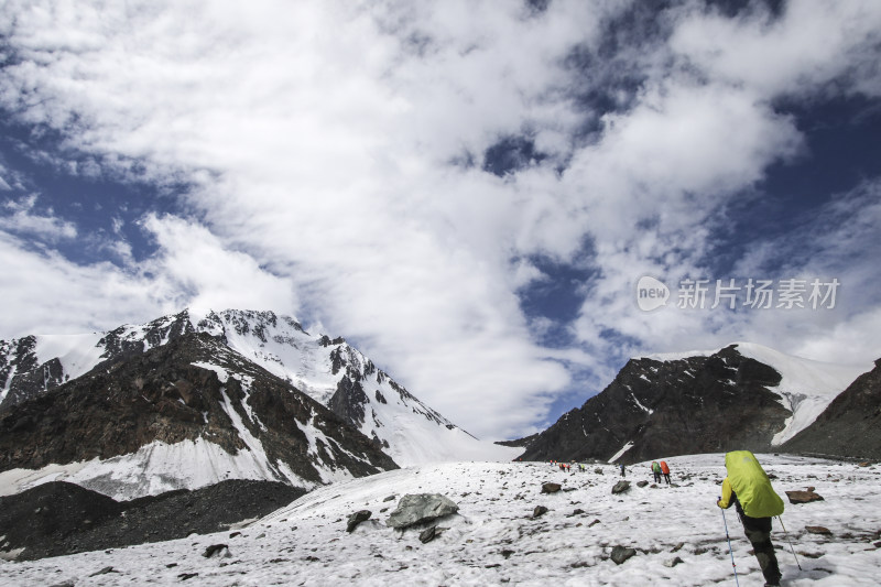 博格达  新疆  天山 蓝天白云下的雪山风景