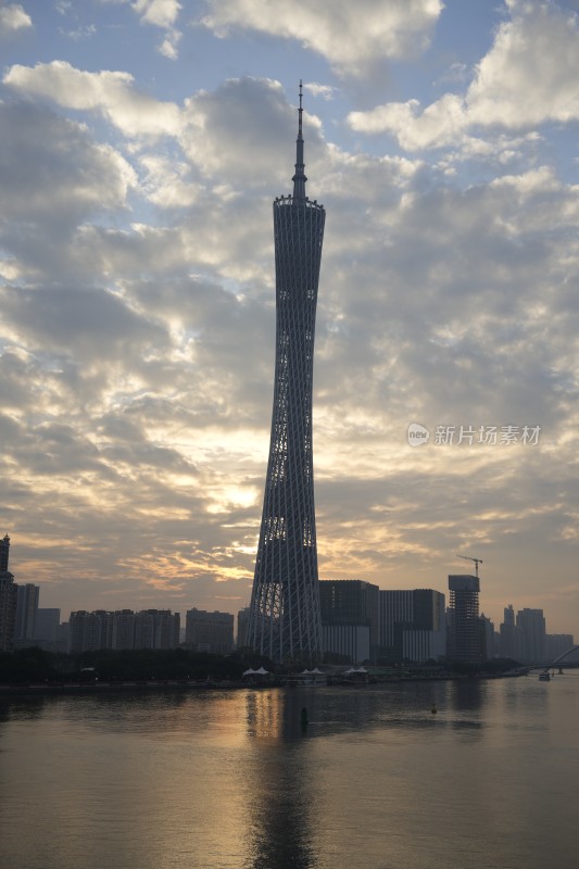 广州塔暮色中璀璨夜景的壮观景象