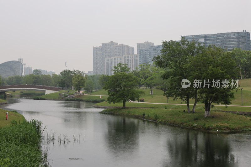 城市公园河畔风景
