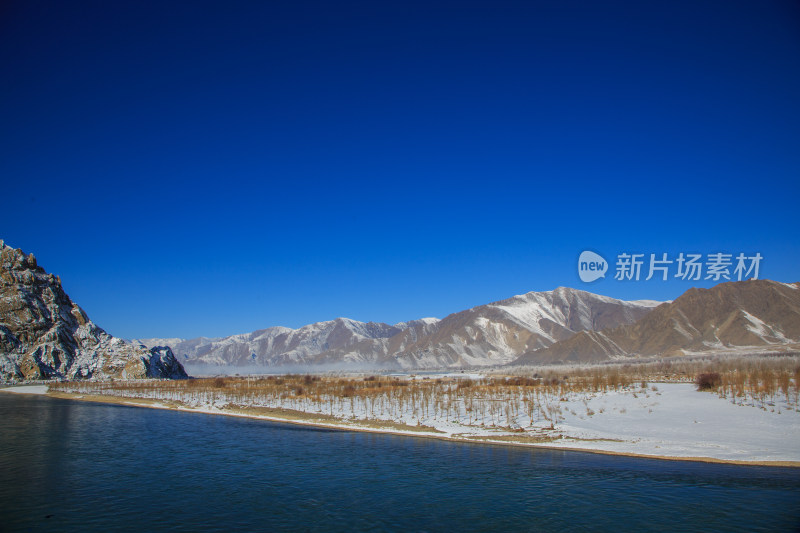 中国西藏冬季拉萨河雪景及拉萨河大桥