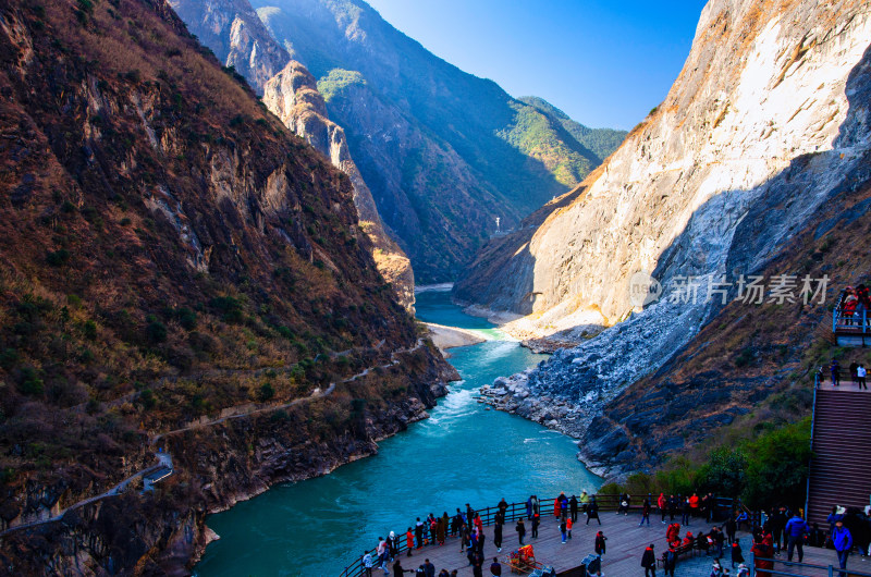 云南香格里拉虎跳峡景区峡谷河流自然风光