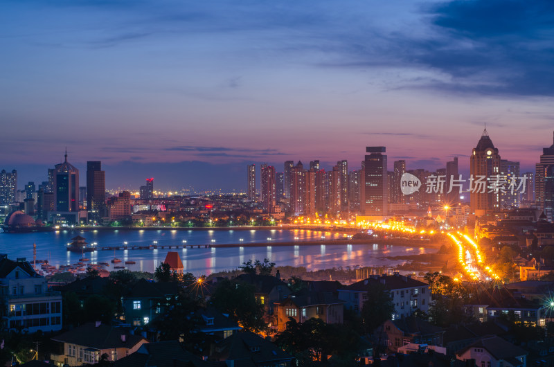 中国山东青岛小鱼山上俯瞰城市夜景