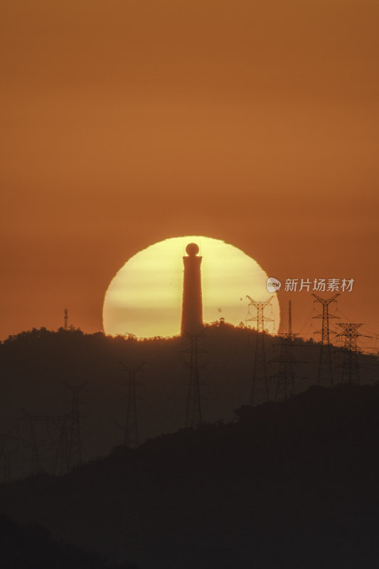 夕阳下的高塔剪影与输电塔的美丽画面