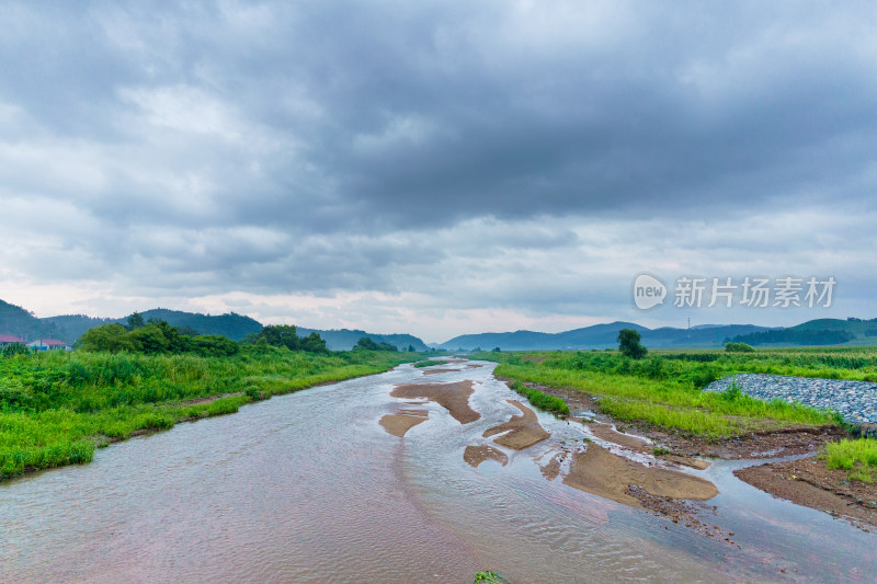 中国东北七月份雨季下的乡村河道