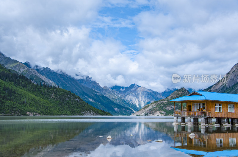 西藏昌都八宿然乌湖水上木屋与湖泊山脉风光