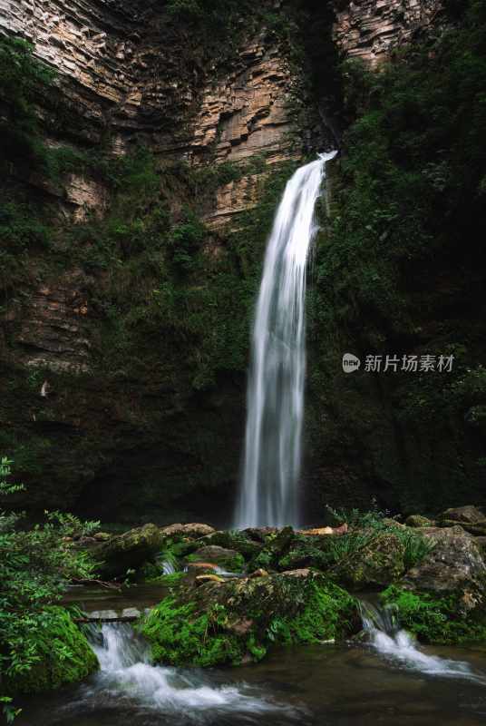 梯子岩瀑布夏日清凉山谷溪流绿意盎然