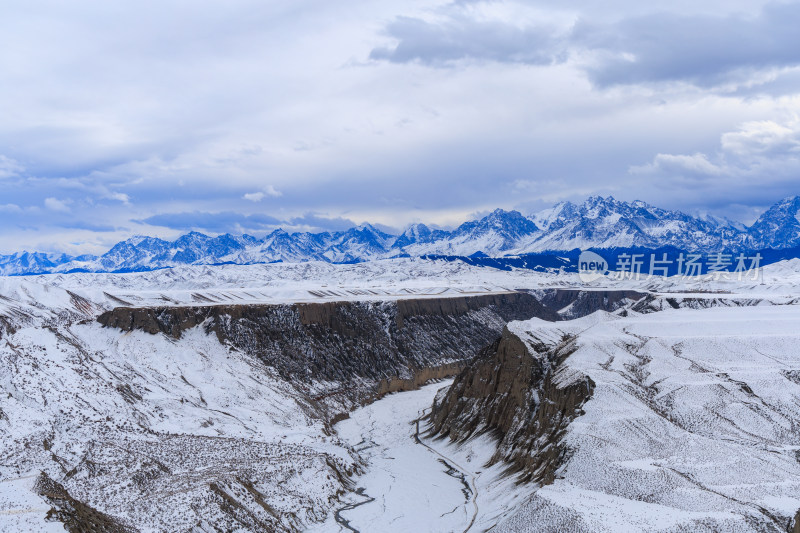 航拍新疆冬季安集海大峡谷雪景雪山山脉河流