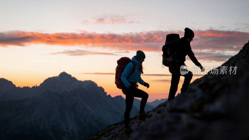 登山者站在山顶航拍