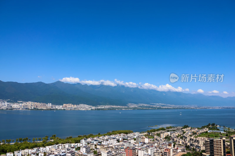 洱海畔的壮丽风光：山水与城市的和谐画卷