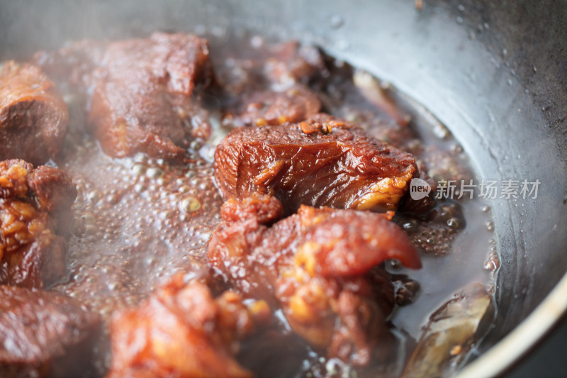 锅里炖着的红烧牛肉特写