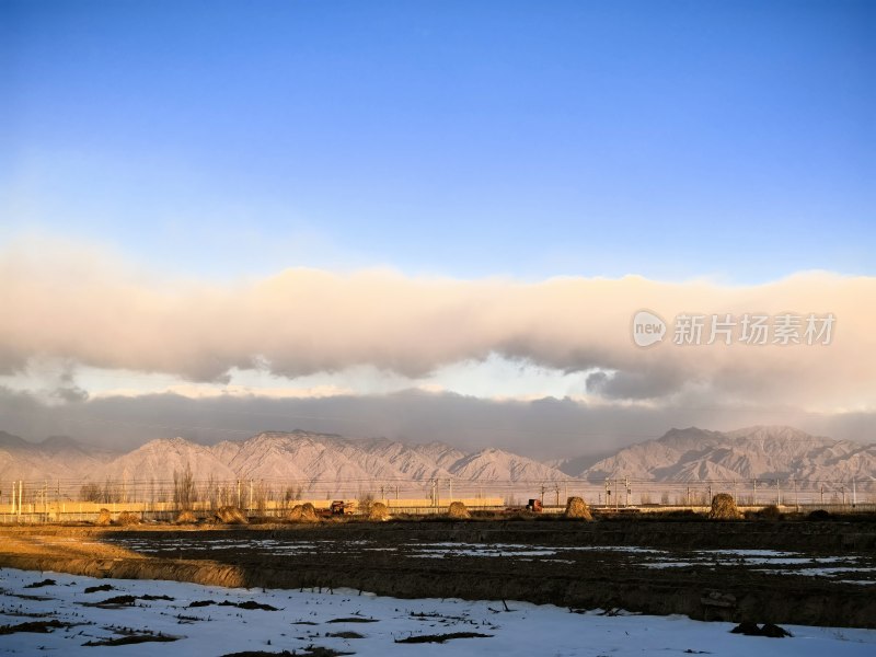 山间田野冬季景象云绕山峰