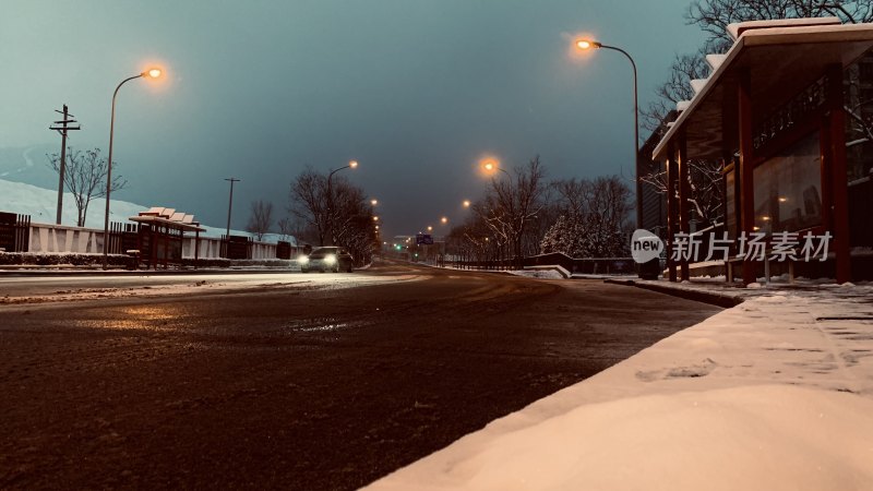 雪后街道公交站台夜景