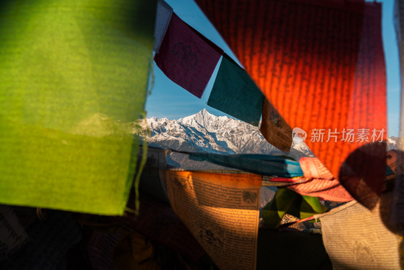 透过经幡的缝隙拍摄梅里雪山卡瓦格博峰
