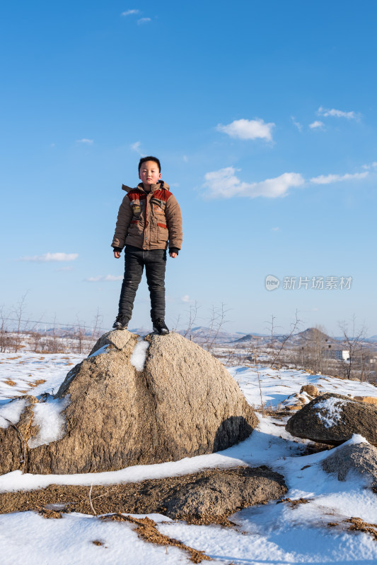 乡村田园雪景雪地童年