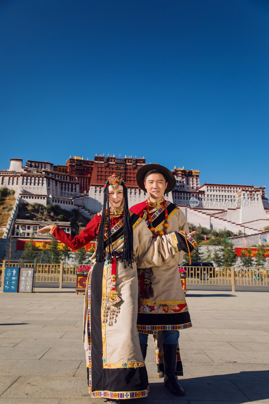 中国拉萨布达拉宫的少数民族藏族情侣