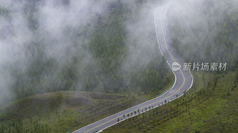 云雾缭绕中蜿蜒的山间公路