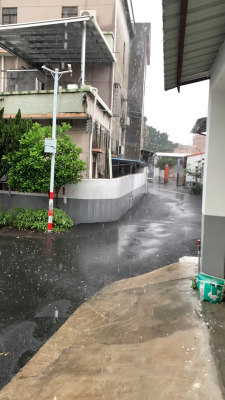 东莞城中村老旧院落台风雨天