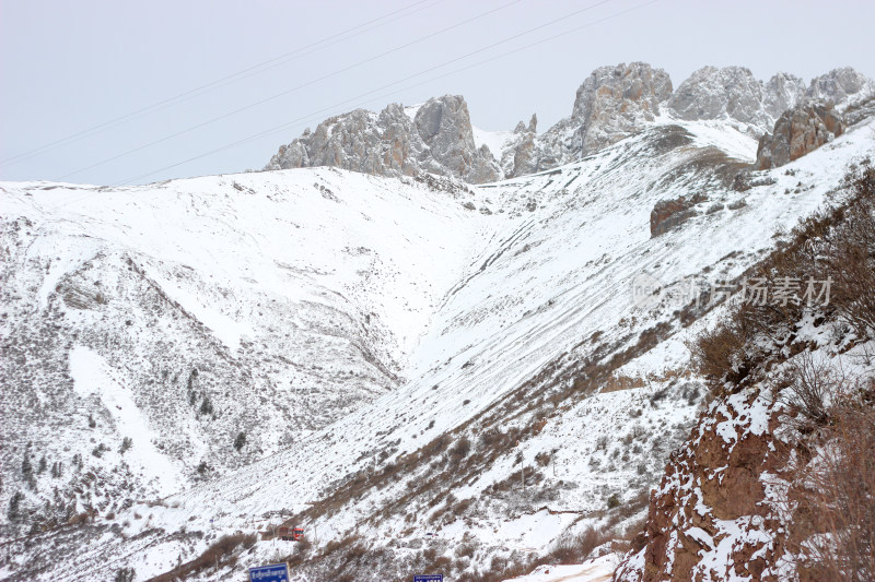 西藏昌都地区川藏线沿途雪景地形