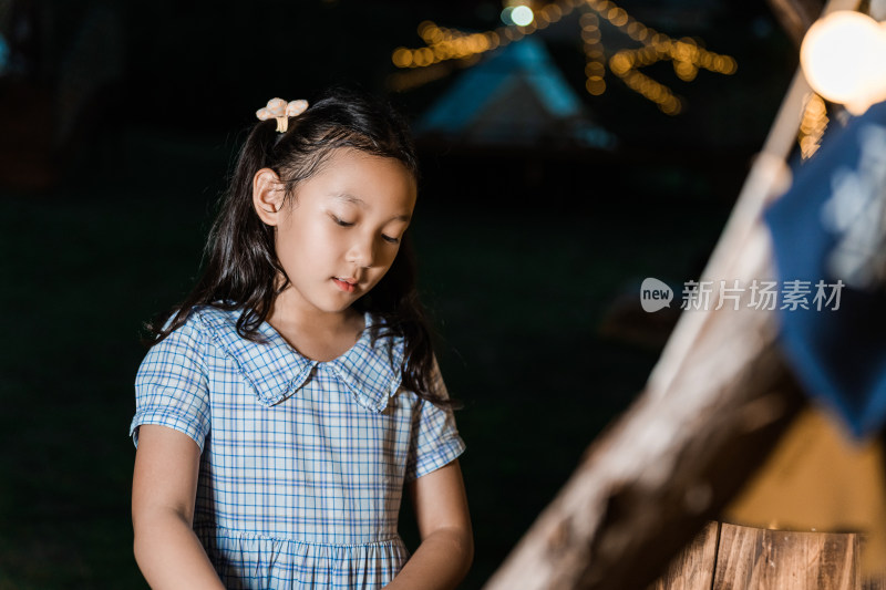 夏季户外露营在帐篷前的东方女孩