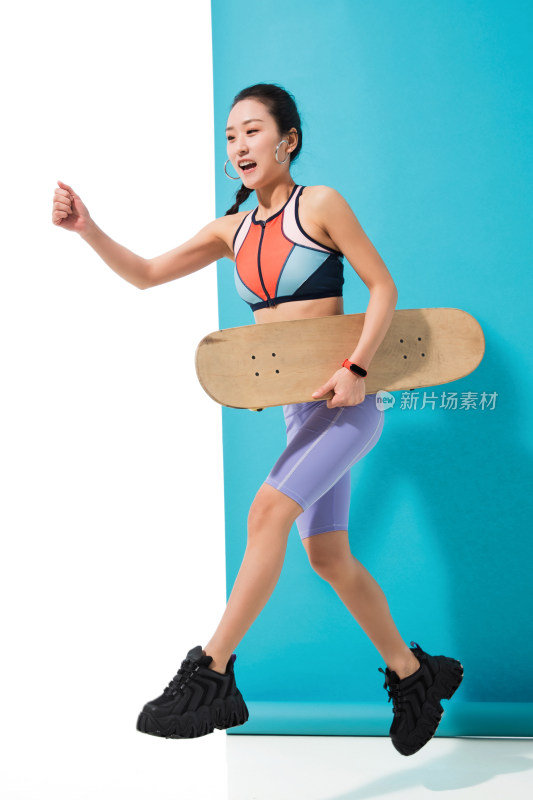 玩滑板的青年女人