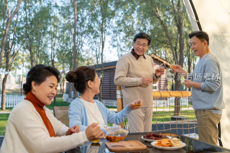 中老年人在露营地喝茶聊天