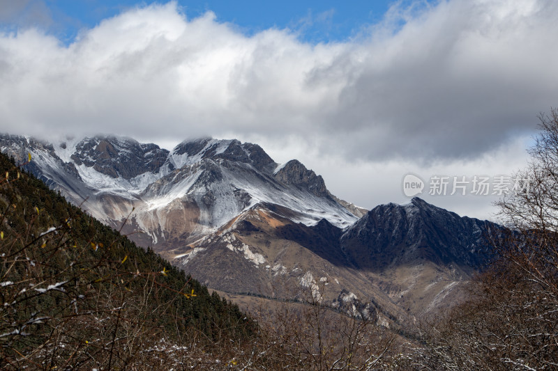 冬日雪山云海山间云雾缭绕