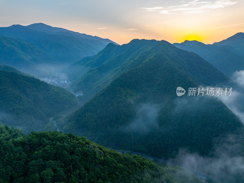 航拍浙江杭州临安区龙门秘境石门村山间村落