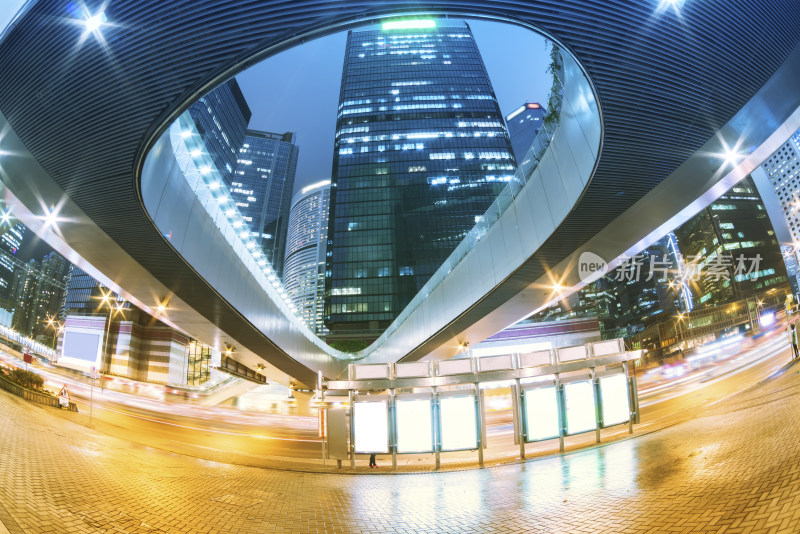 城市街道夜晚车流与高楼景观