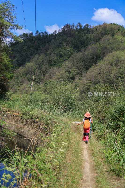 儿童山村徒步背影