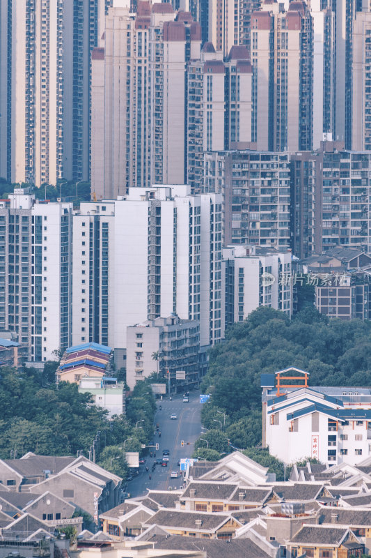 广西柳州城市街道与高层住宅楼