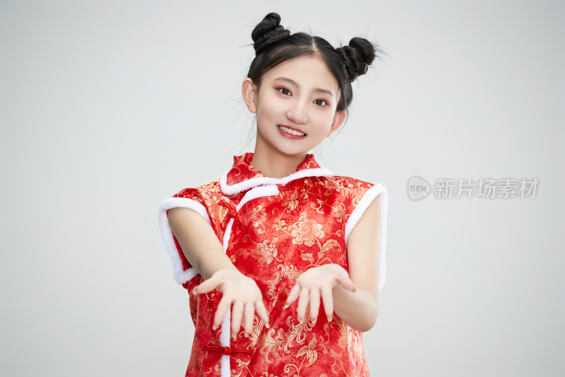 白色背景下身穿喜庆传统服饰的亚洲可爱少女