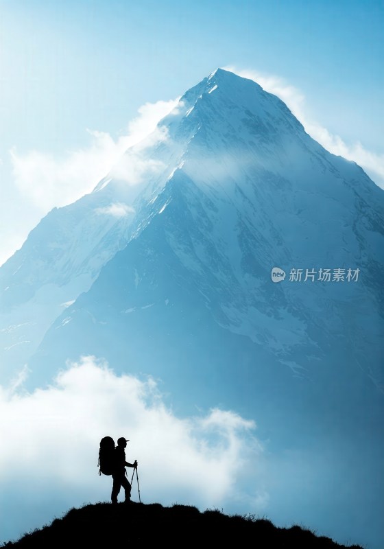 背包客于雪山云海前徒步远望