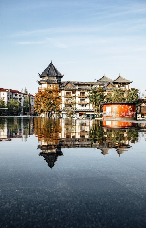 上海龙华寺中式建筑倒影景观