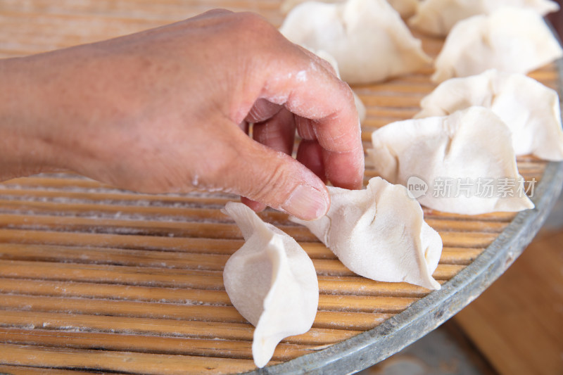 把包好的饺子摆好