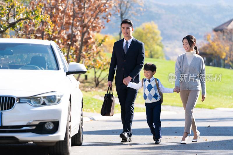 年轻夫妻送孩子去上学