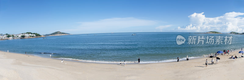 东山岛夏日海滩人群休闲景象