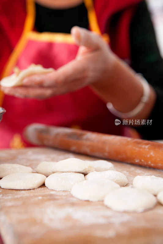 中国传统包饺子